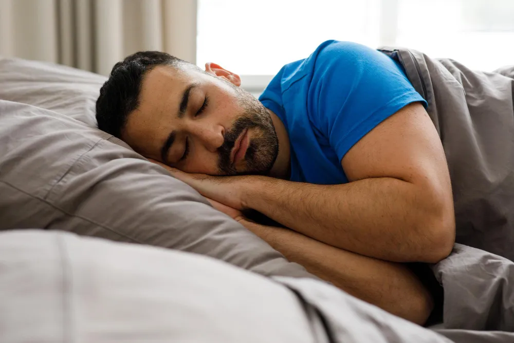 Übersicht Planungsunterlagen auf dunklem Tisch